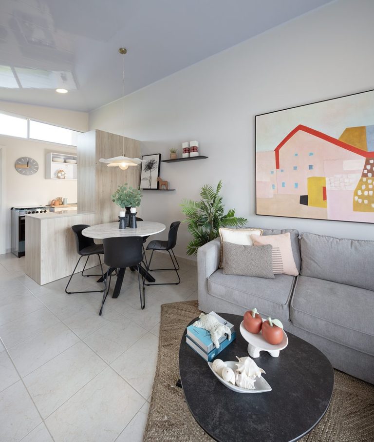 Sala, comedor y cocina en planta abierta.