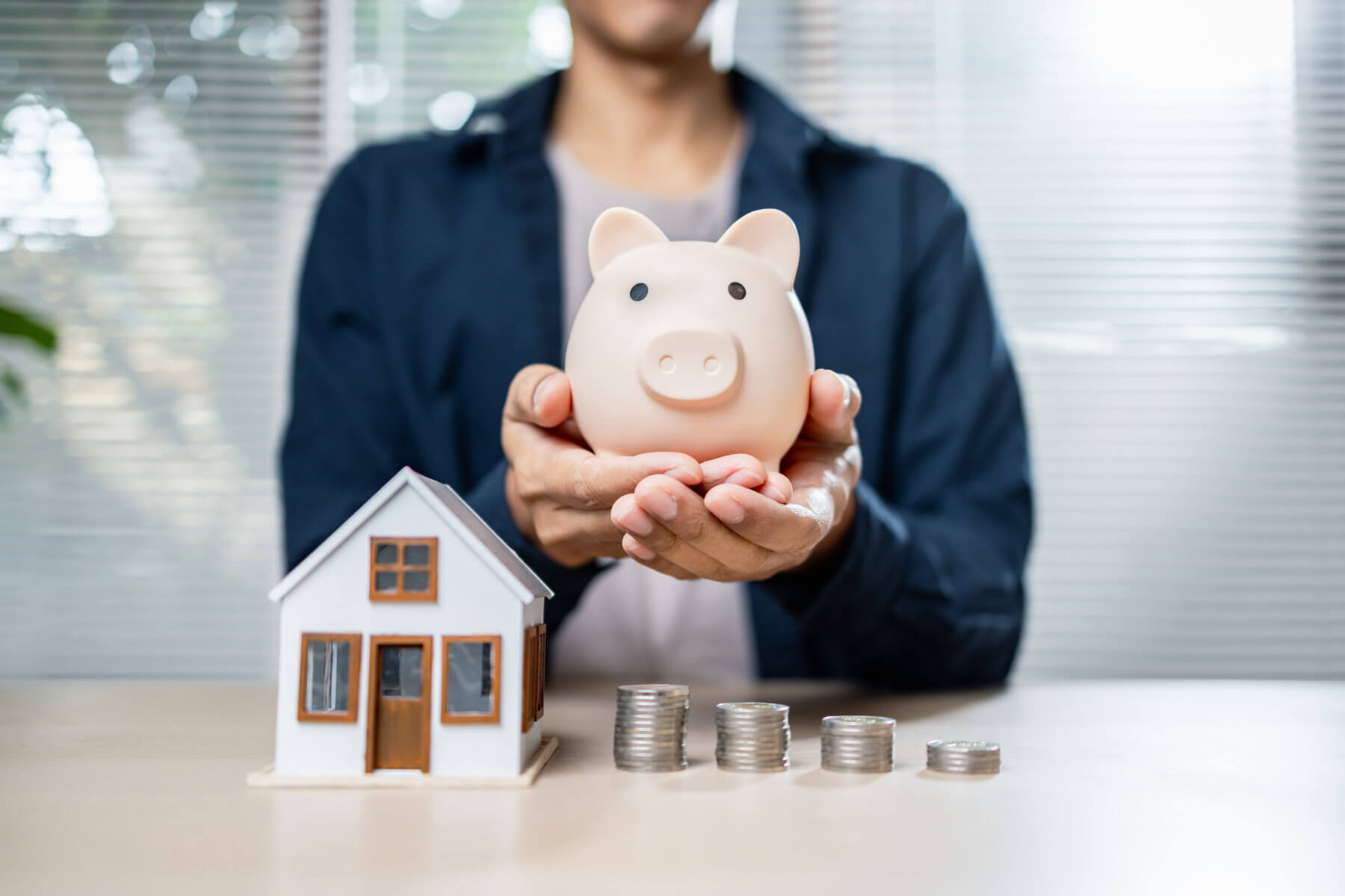Persona planificando el ahorro para comprar una casa en Panamá y prepararse para una hipoteca